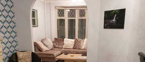 Smart-tv, dvd-spelare och böcker