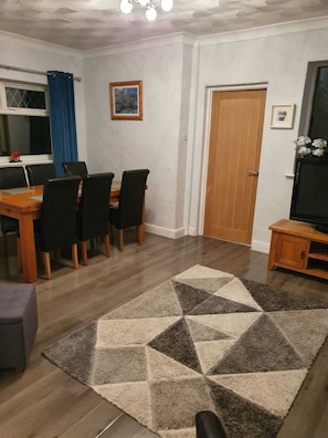 Dining - Waterfalls House - property akin Waterfall Country (Pontneddfechan)