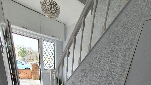 A staircase with white railings and a textured wall. - Waterfalls House - property akin Waterfall Country (Pontneddfechan)