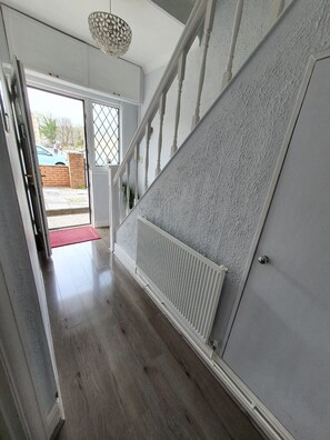Una escalera con barandillas blancas y pared con textura.