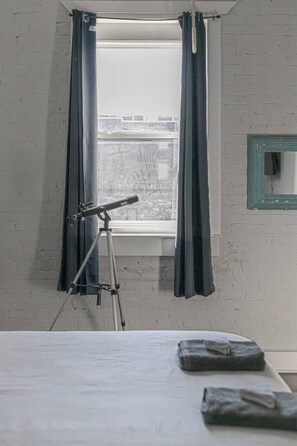 2 bedrooms, desk, iron/ironing board, WiFi