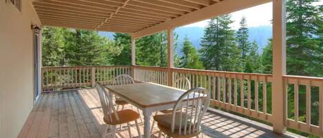 屋外ダイニングエリア