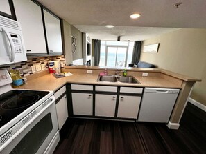 Fridge, microwave, oven, stovetop - Paramount Plus/Oceanfront/New (Myrtle Beach)