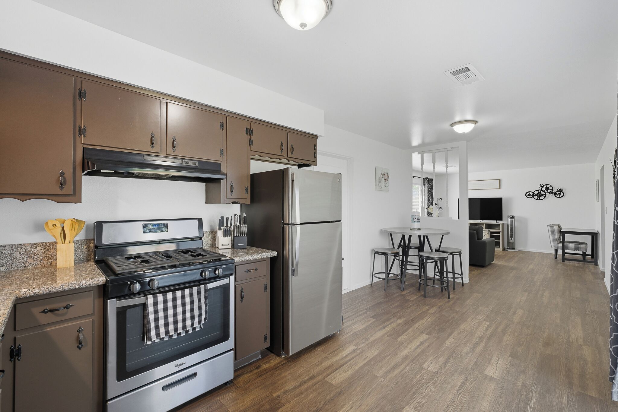 Kjøleskap, mikrobølgeovn, ovn og kokeplater