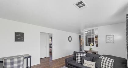 The Cozy Rustic Sequoia Wi-Fi & 2 Garage