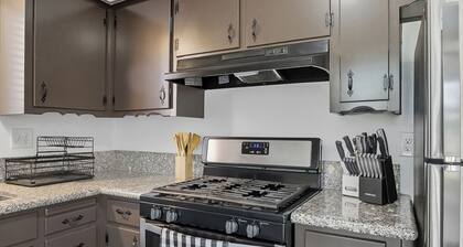 The Cozy Rustic Sequoia Wi-Fi & 2 Garage