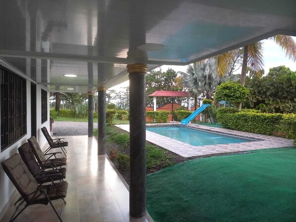 Outdoor pool - Los Angeles country house: Enjoy hiking, biking, rivers and viewpoint :) (Restrepo)