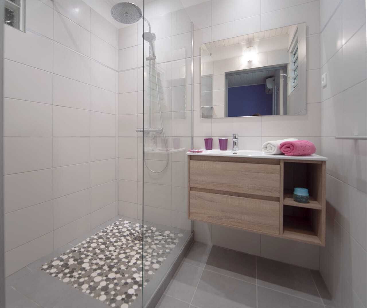 Dusche, Haartrockner, Handtücher