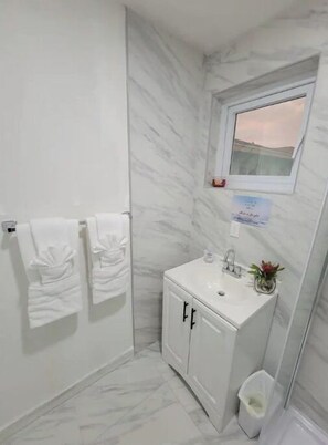 淋浴设施、吹风机、毛巾、肥皂