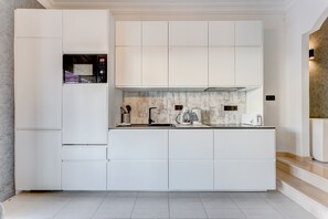 Fridge, microwave, stovetop, dishwasher