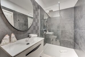 Bathtub, hair dryer, towels