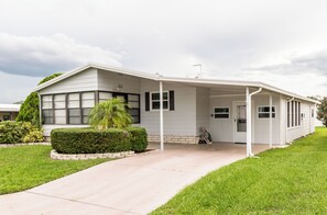Exterior - Sunshine and Relax! (Zephyr Hill)