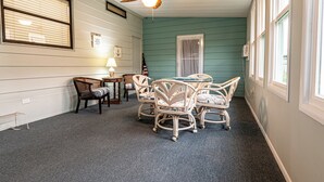 A room with a ceiling fan, a table with chairs, and a window with blinds. - Sunshine and Relax! (Zephyr Hill)