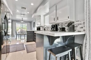 Frigorífico, microondas, horno y placa de cocina