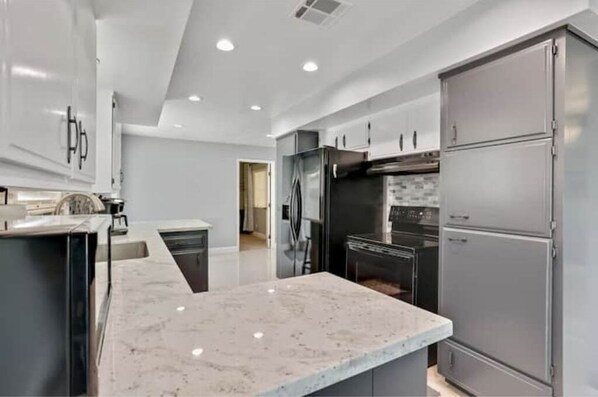 Frigorífico, microondas, horno y placa de cocina