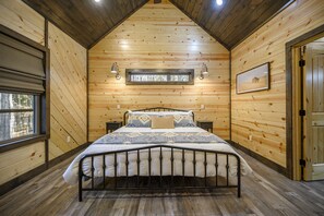 3 bedrooms, free WiFi, bed sheets - Stunning cabin with 2 King Suites + Loft.  Close to town, yet away from it all. (Broken Bow)