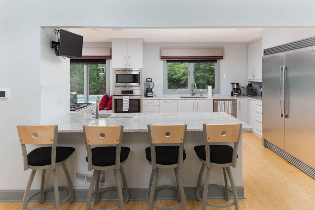 Kylskåp, mikrovågsugn, ugn och spishäll