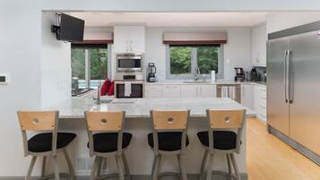 Kylskåp, mikrovågsugn, ugn och spishäll