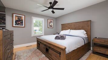 3 sovrum, skrivbord, strykjärn/strykbräda och resesäng