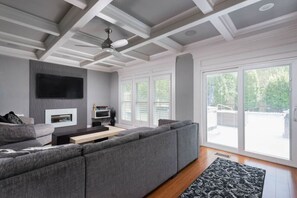 Smart TV, caminetto, libri, impianto stereo