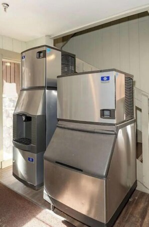 Ice maker - Yosemite's Cozy Corner New FAVEcations Listing (Yosemite West)