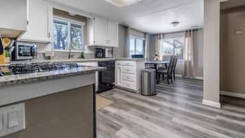 Jääkaappi, mikroaaltouuni, uuni, liesi