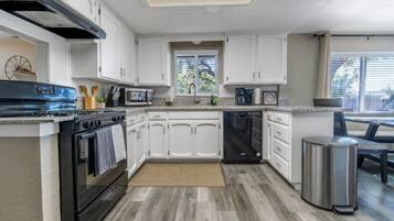 Jääkaappi, mikroaaltouuni, uuni, liesi