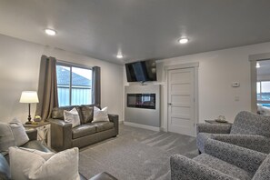 Smart TV, fireplace