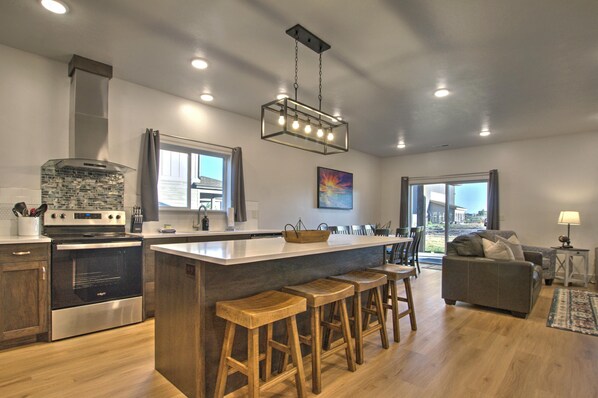 Fridge, microwave, oven, stovetop - New 4 B/4.5BA at in Garden City Center, W/ Rec Center-Indoor/Outdoor Pools (Garden City)