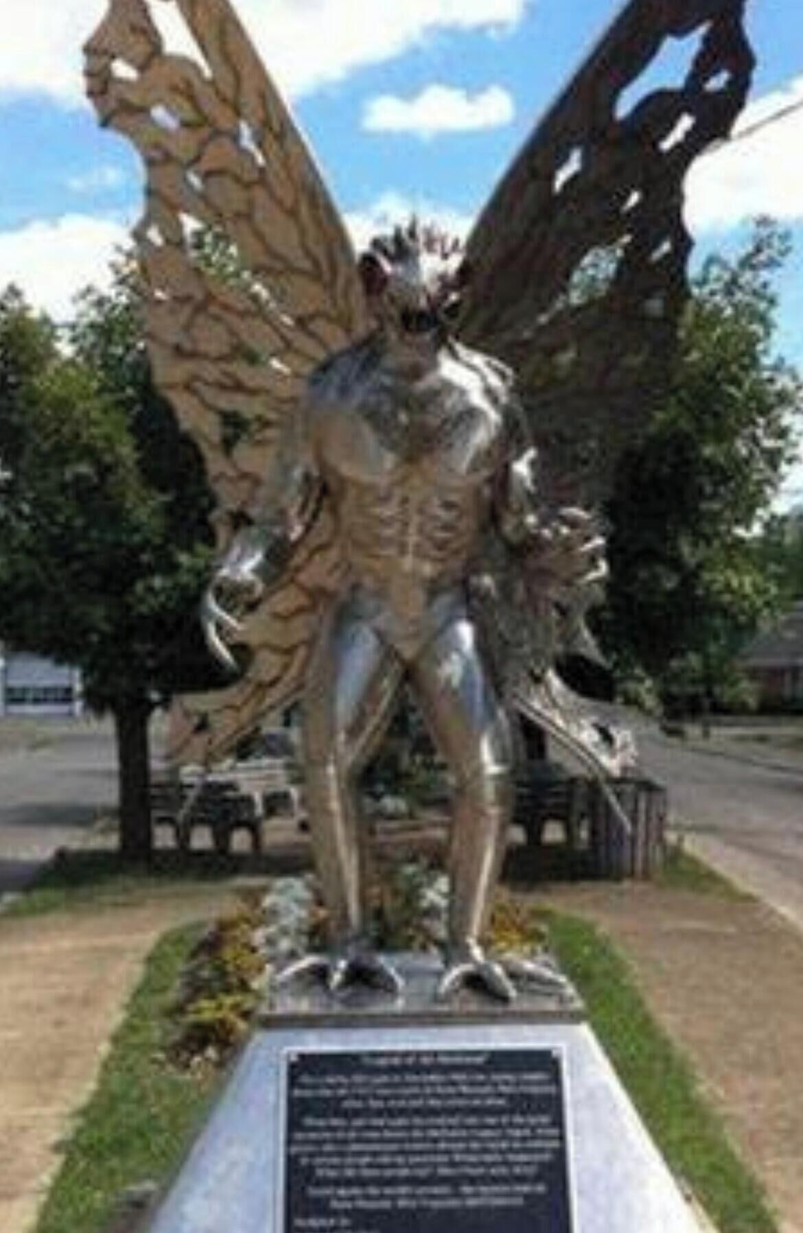 Estatua de una figura alada con una placa frontal.