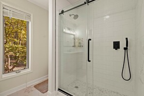 Douche, séchoir à cheveux, serviettes fournies, savon