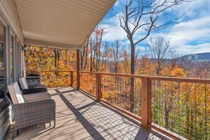 Terrace/patio - SkiView Cabin - 4BR, Cozy and Modern ~ Sleeps 10 (Beech Mountain)