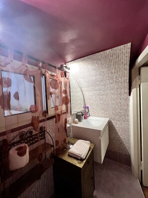 Doccia, asciugacapelli, asciugamani, sapone