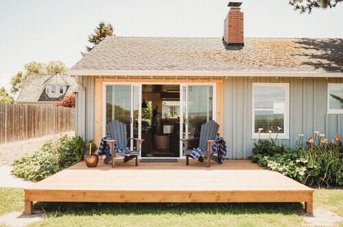 1- Cheerful and cozy water-view cottage