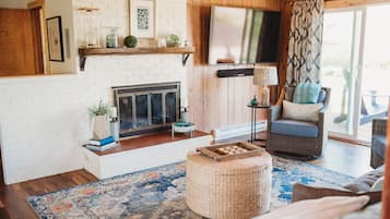 Smart-tv, een open haard, boeken en een stereo