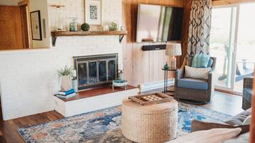 Smart TV, fireplace, stereo