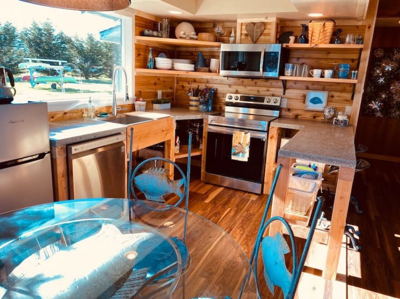 Coffee/tea maker, fridge, microwave, oven