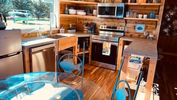 Coffee/tea maker, fridge, microwave, oven