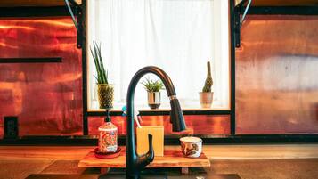 Cafeteira/chaleira, geladeira, micro-ondas, fogão