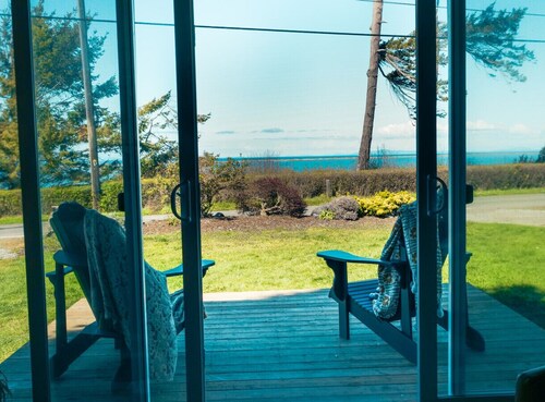 #2 travel room · 2-Hot tub-Water view-Full kitchen-beach-1 bedroom