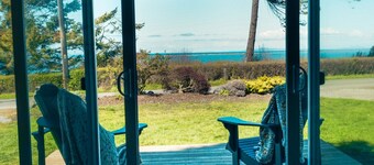 #2 travel room · 2-Hot tub-Water view-Full kitchen-beach-1 bedroom