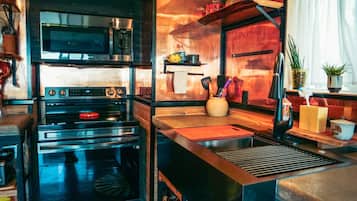 Coffee/tea maker, fridge, microwave, oven