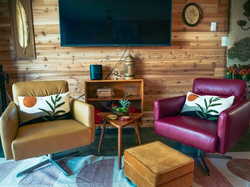 #2 travel room · 2-Hot tub-Water view-Full kitchen-beach-1 bedroom