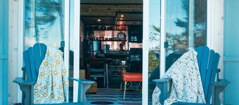 #2 travel room · 2-Hot tub-Water view-Full kitchen-beach-1 bedroom