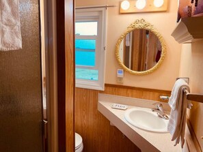 تجهيزات دش، مجففات شعر، مناشف، صابون