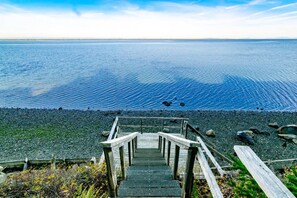 A wooden staircase leading to a rocky shoreline with a view of the ocean. - Rm 4 Sequim lavender · 4-Water View-Beach access-Sequim's Lavender Room (Sequim)