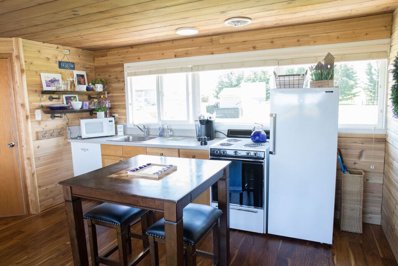Coffee/tea maker, fridge, microwave, oven