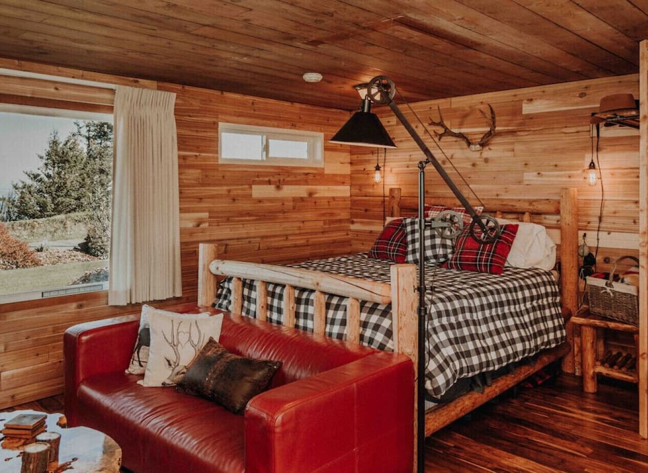 Iron/ironing board, travel cot, free WiFi, bed sheets