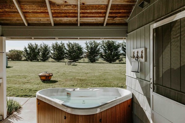 Outdoor spa tub