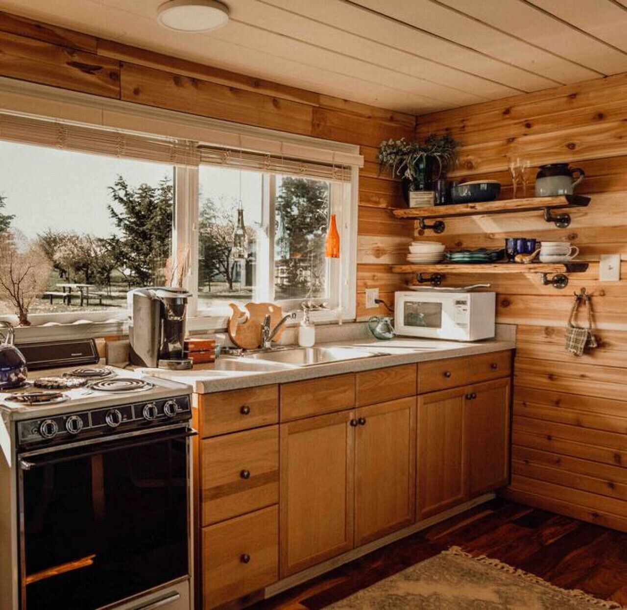 Coffee/tea maker, fridge, microwave, oven